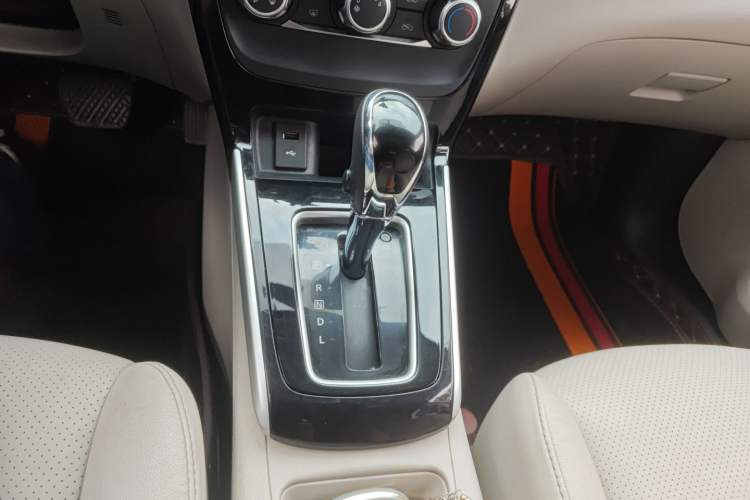 Used Nissan Sylphy 2019 1.6XV CVT Smart Connect Luxury Edition China VI Standard Gear Lever