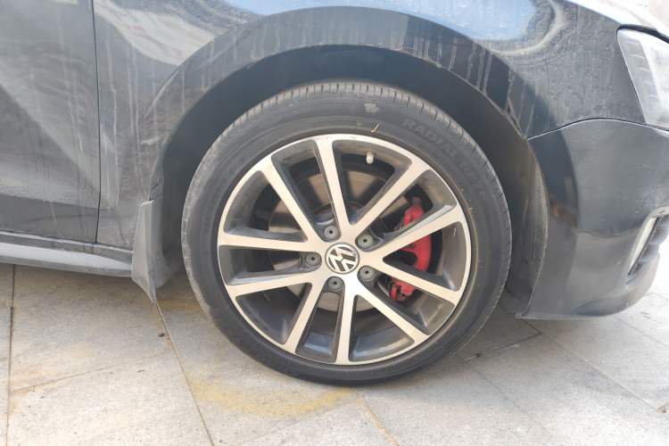 Used Volkswagen Sagitar 2013 2.0 TSI GLI Right Front Wheel Hub