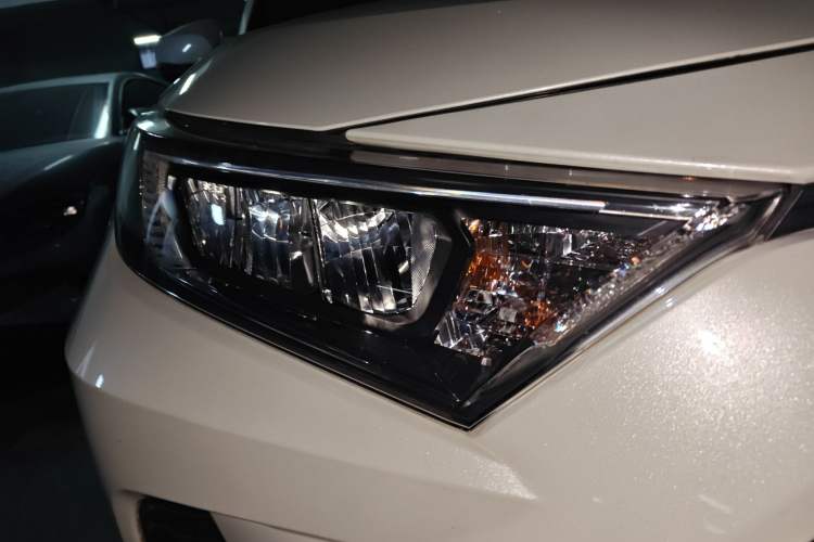 Used Toyota RAV4 2020 2.0L CVT Two-Wheel Drive Fashion Edition Right Front Headlight