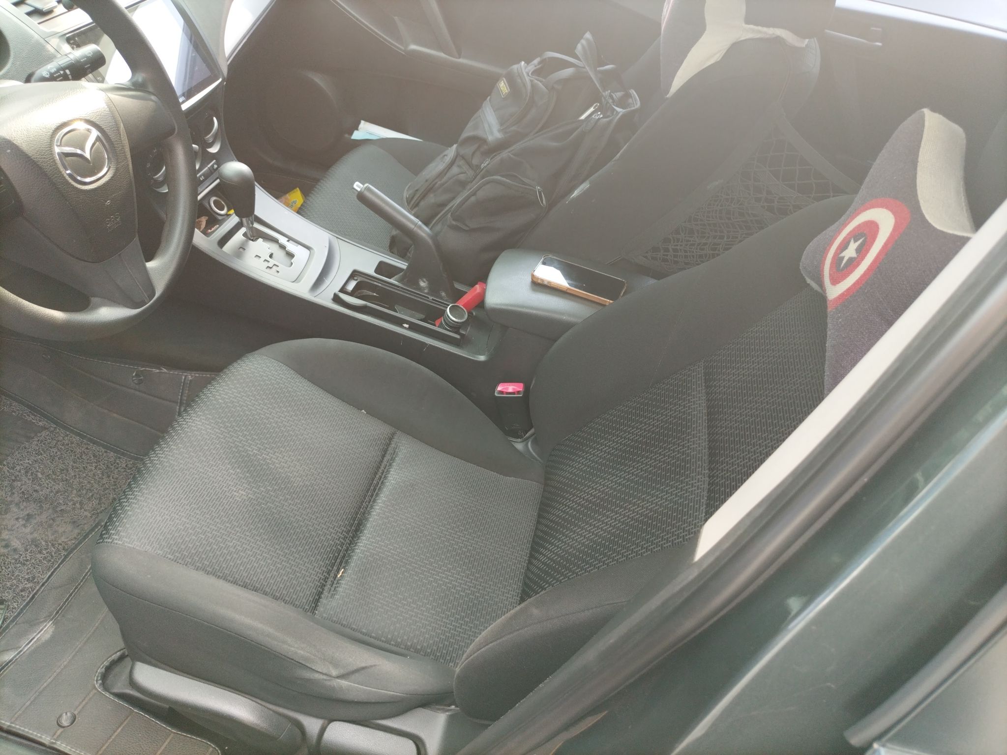 المقاعد الأمامية داخل السيارة