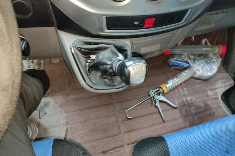 Used Dongfeng Yufeng 2020 2.5T V9 Value-Added Edition Logistics Vehicle Short Wheelbase Mid-Roof Design 5–9 Seater China V Emission Standard ZD25 Gear Lever