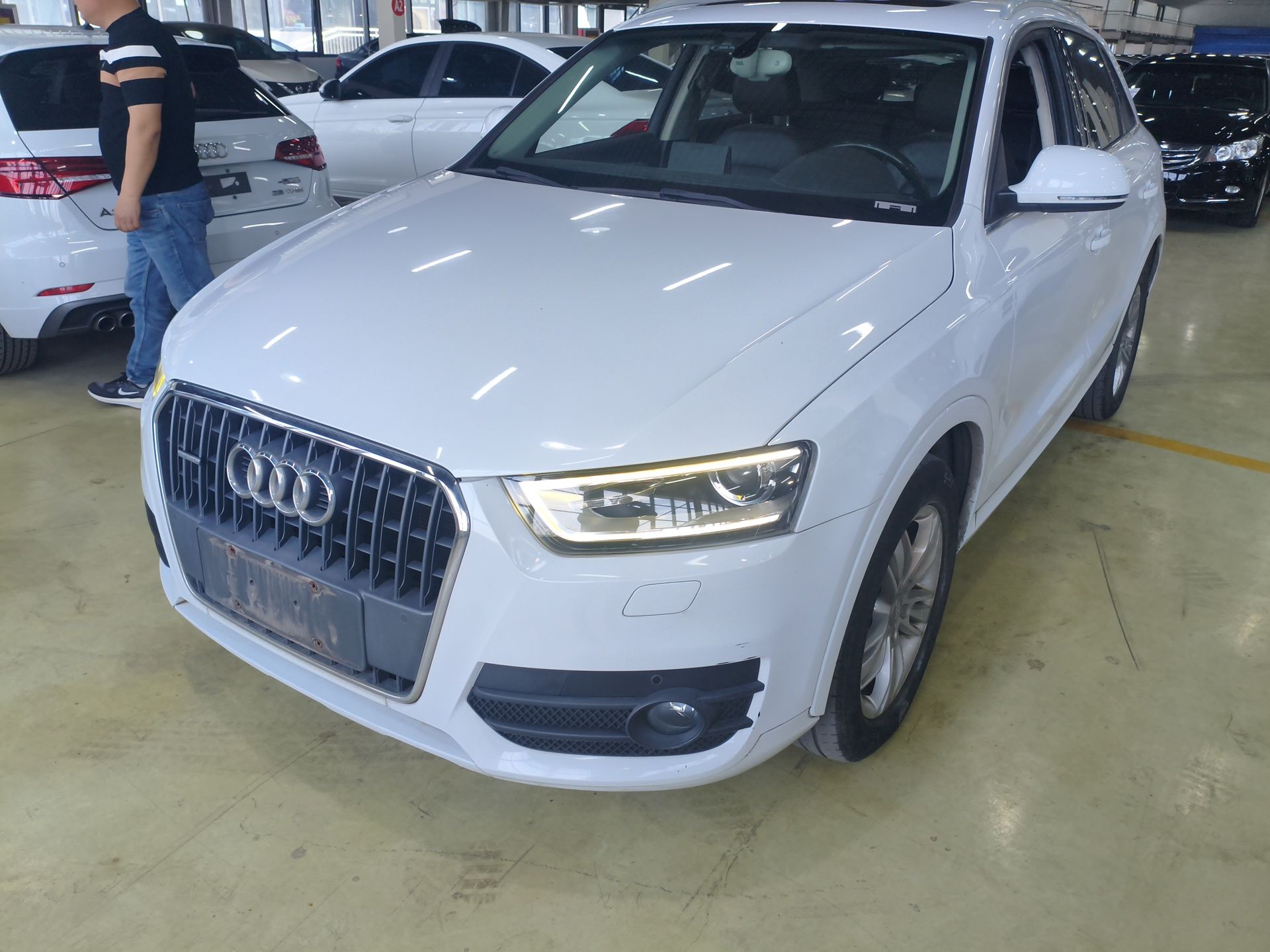 تحت مقدمة السيارة