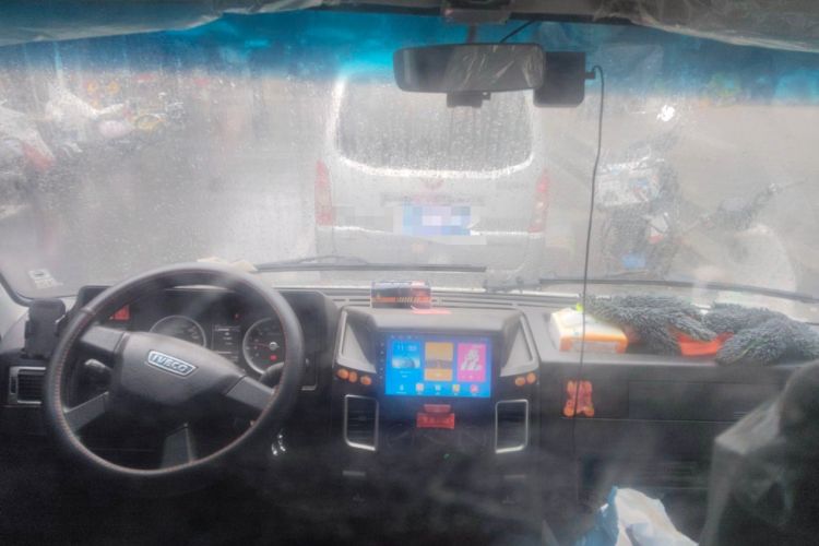 Used Iveco Daily 2021 2.8T V35 VAN厢式 Delivery Van 3-Seater Short Wheelbase Mid-Roof Design with Dual Tires and Side Sliding Doors
