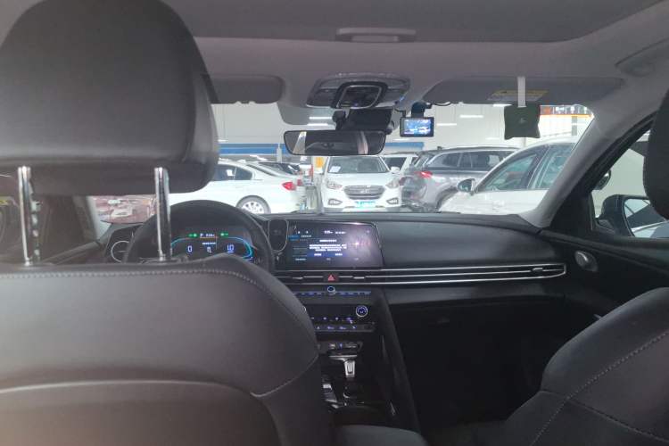 Used Hyundai Elantra 2023 1.5L CVT LUX Prestige Edition
