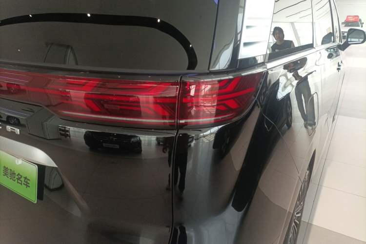 Used Denza D9 2024 DM-i 1050 Luxury Model Right Rear Taillight