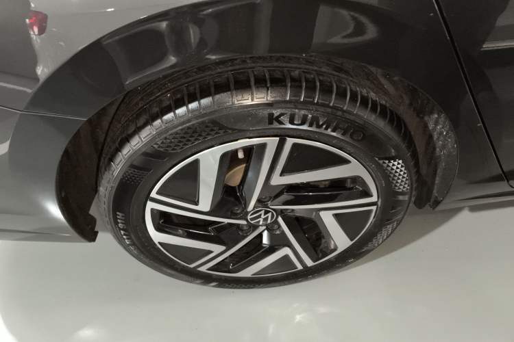 Used Volkswagen Sagitar 2023 300TSI DSG Excellence Edition Right Rear Wheel Hub