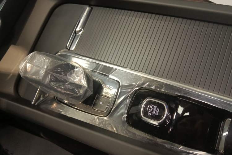 Used Volvo S60 2026 Model B4 Zhiyi Luxury Edition Gear Lever