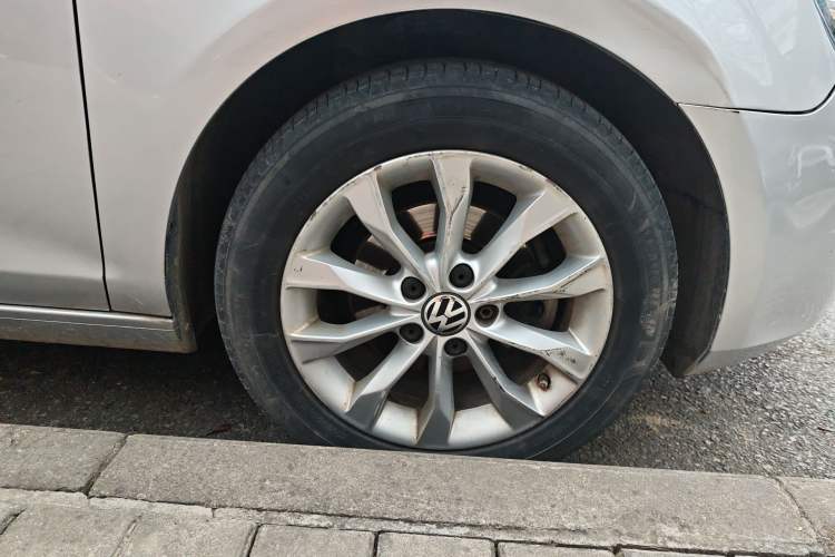 Used Volkswagen Golf 2010 1.6 Automatic Comfort Edition Right Front Wheel Hub