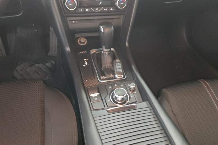 Used Mazda 3 Axela 2017 Sedan 1.5L Automatic Luxury Model Emission Standard China V Gear Lever