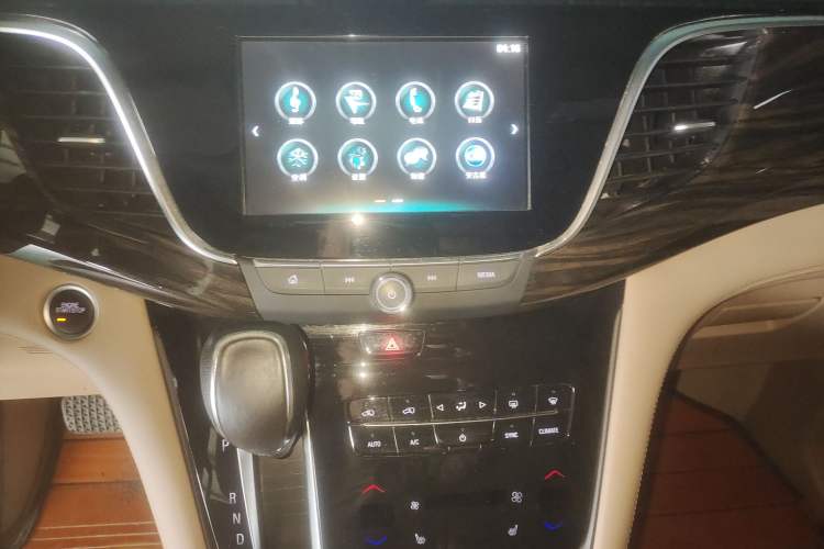 Used Buick GL8 2017 ES 28T Luxury Model China V Standard Audio And AC Panel