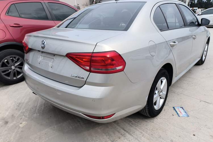 Used Volkswagen Lavida 2015 1.6L Automatic Fashion Edition Exterior 3