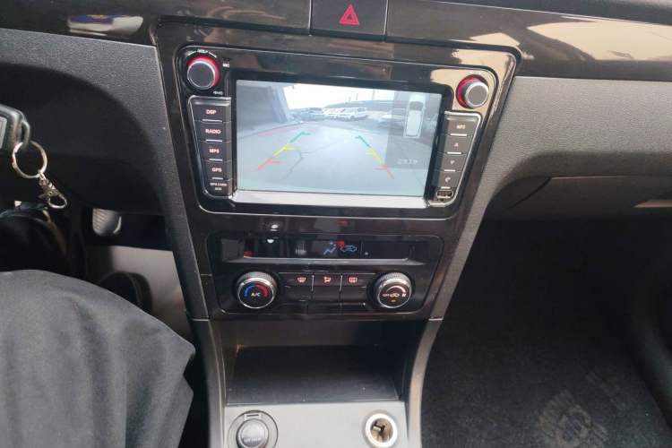 Used Dongfeng Fengon 370 2016 1.5L Manual Luxury Version SFG15-05 7 Seats Audio And AC Panel