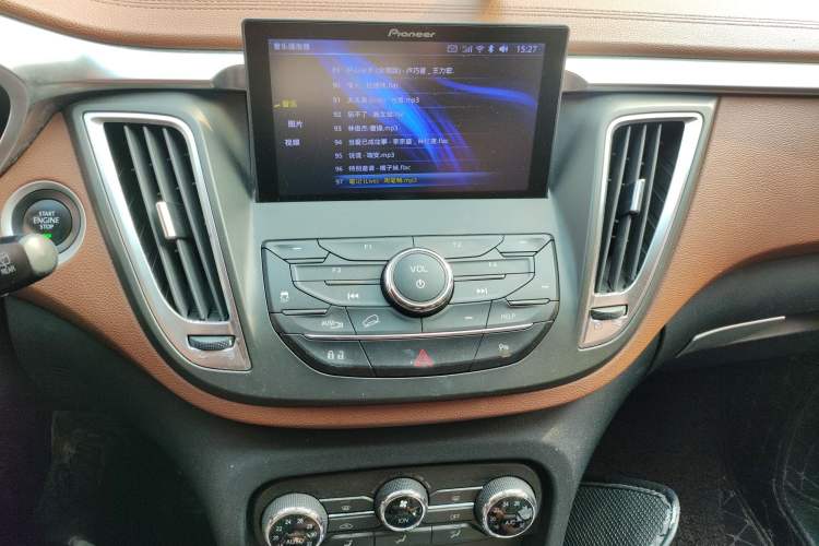 Used Soueast DX7 2017 1.5T Automatic White Rider Trim Audio And AC Panel