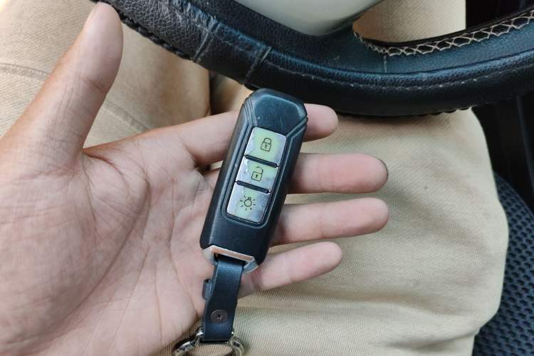 Used SWM X7 2018 1.8L Manual Luxury Connected Version 7 Seats Vehicle Key