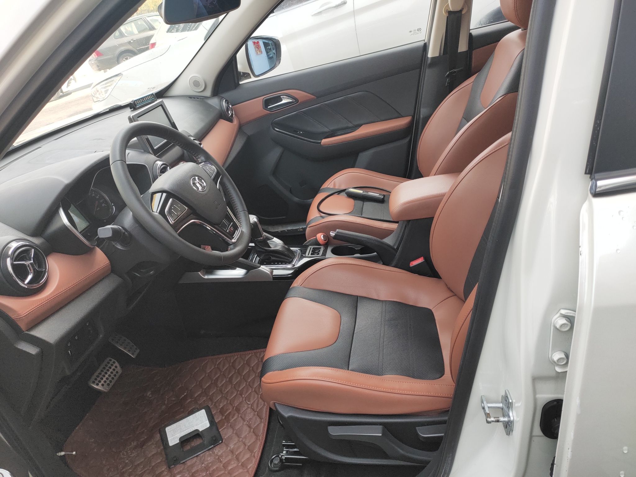 المقاعد الأمامية داخل السيارة