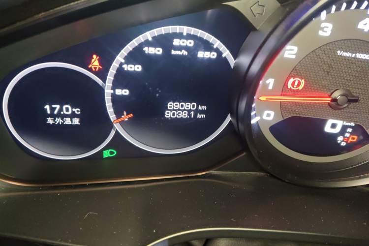 Used Porsche Cayenne 2018 Cayenne 3.0T Odometer Close Up