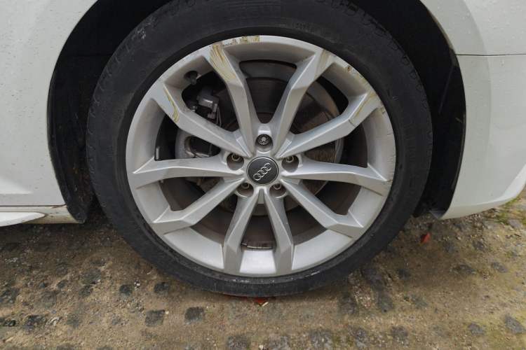 Used Audi A4L 2018 30th Anniversary Edition 40 TFSI Fashion Model Right Front Wheel Hub