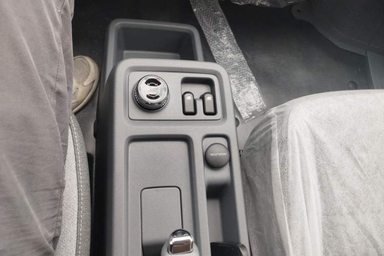 Used Wuling Yangguang 2024 300KM Comfort Version Passenger Van 75kW