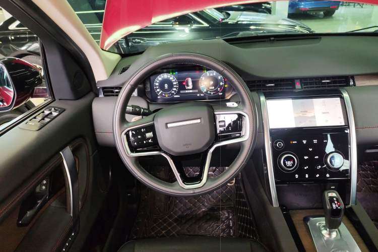 Used Land Rover Discovery Sport 2022 249 PS R-Dynamic SE Performance Tech Edition 5 Seats Steering Wheel