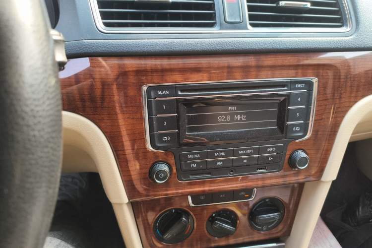 Used Volkswagen Lavida 2013 Restyled Classic 1.6L Manual Comfort Edition Audio And AC Panel