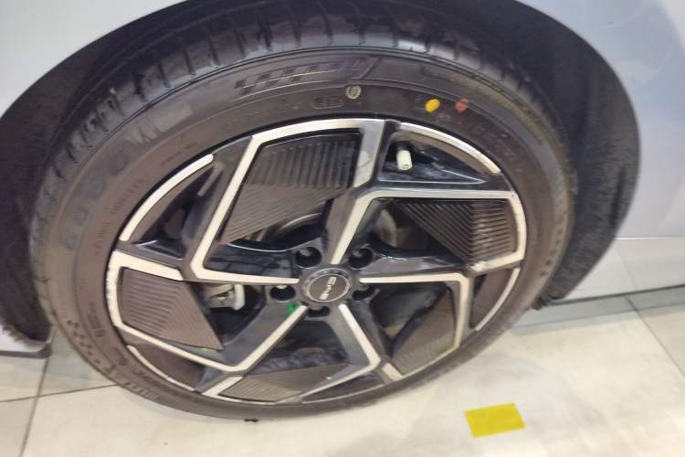 Used BYD Seal 2022 700 km Long-Range Rear-Wheel-Drive Version Right Rear Wheel Hub