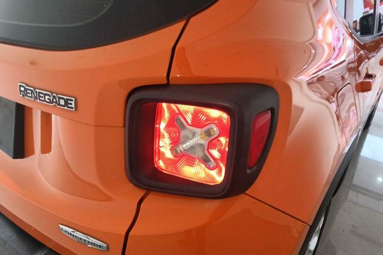 Used Jeep Renegade 2017 180T Automatic High-Energy Version Exterior 3