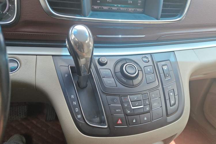 Used Buick GL8 2018 28T Prestige Version China VI Standard Gear Lever