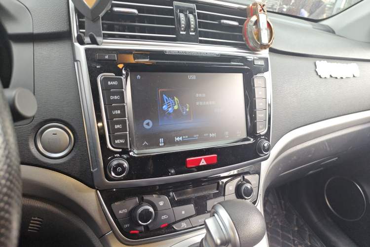 Used Haval M6 2018 Revised Version 1.5T DCT Two-Wheel Drive Elite Edition Audio And AC Panel