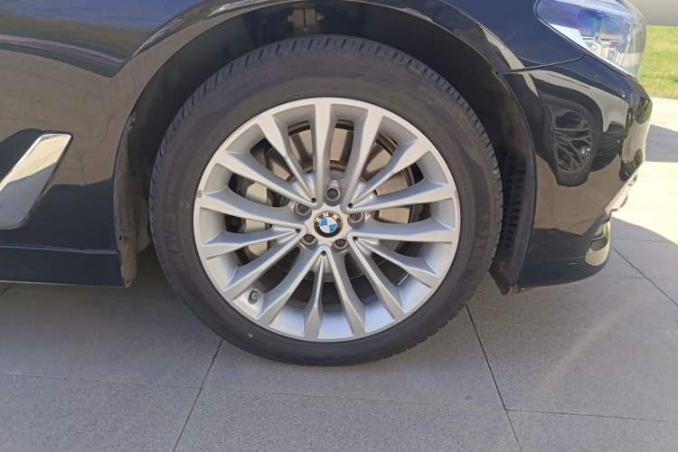 Used BMW 5 Series New Energy 2020 Mileage Upgrade Version 530Le Luxury Package Right Front Wheel Hub