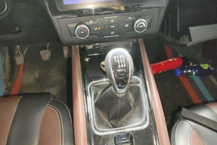 Used Dongfeng Fengon 580 2017 1.5T Manual Luxury Model Gear Lever