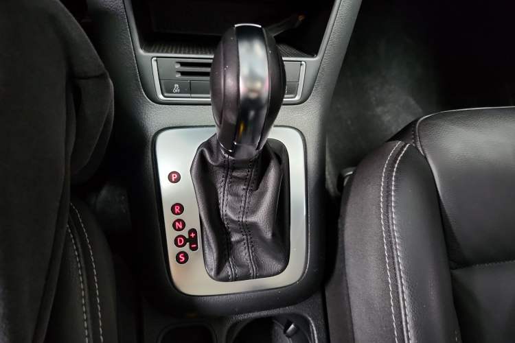 Used Volkswagen Tiguan 2017 300TSI Automatic Two-Wheel Drive Silk Road Comfort Edition Gear Lever