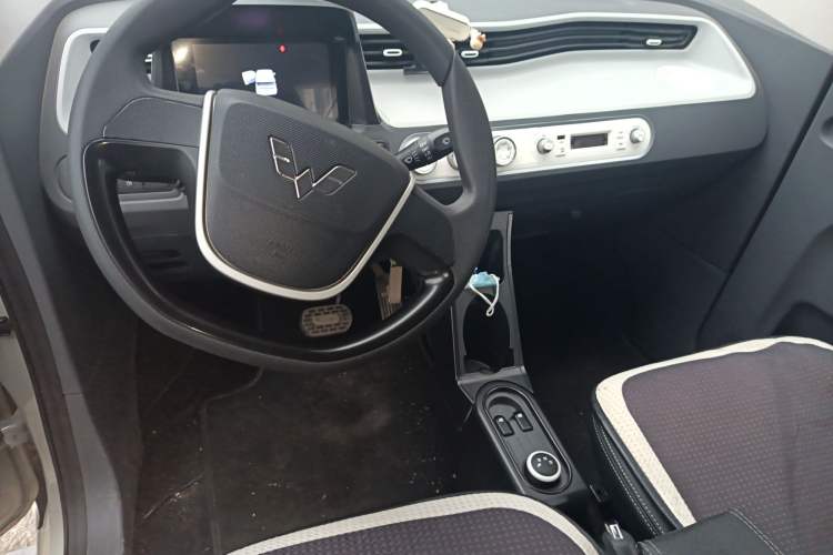 Used Wuling Hongguang MINIEV 2021 Macaron Sandwich Model 120 km Lithium NMC