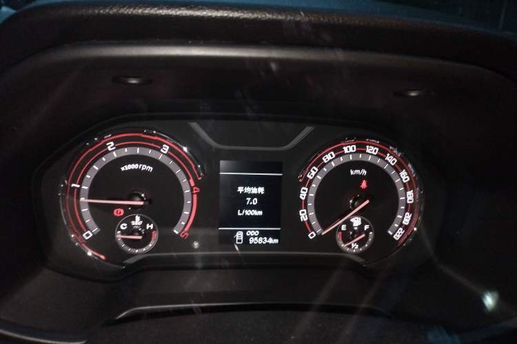 Used SAIC MAXUS T70 2021 2.0T Facelift Diesel Manual Two-Wheel Drive Entry-Level Version with Long Bed and High Ground Clearance
