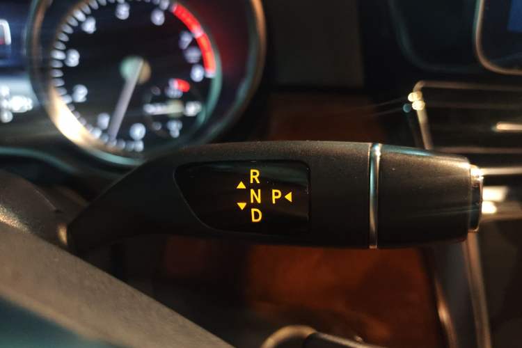 Used Mercedes-Benz M-Class 2014 ML 400 4MATIC Luxury Model Gear Lever