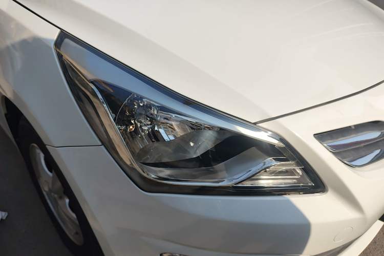 Used Hyundai Verna (older generation) 2014 1.4L Automatic Smart GLS Right Front Headlight