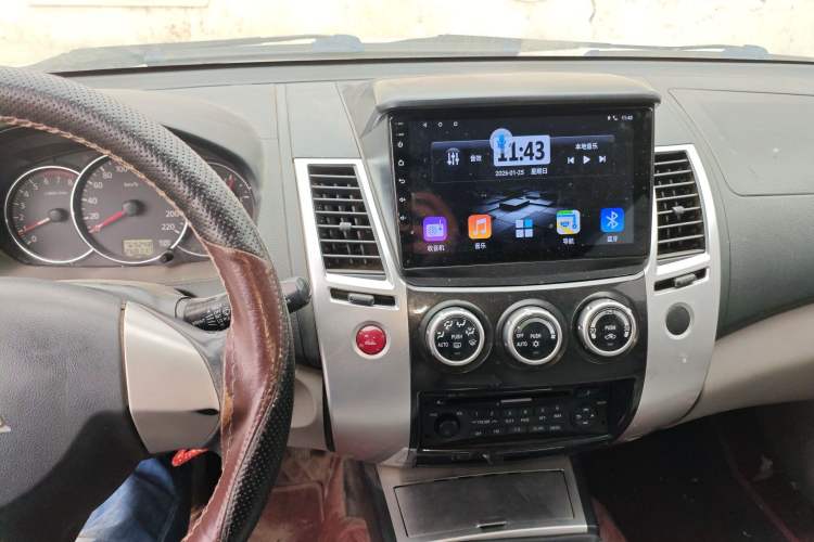 Used Mitsubishi Pajero Sport 2013 2.4L Manual Two-Wheel Drive Comfort Edition Audio And AC Panel