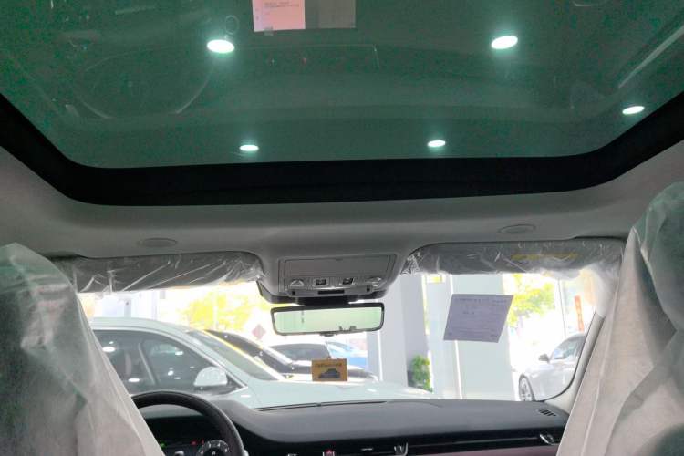 Used Land Rover Range Rover Evoque 2024 Aurora L 249 PS Prestige Light-Chasing Edition
