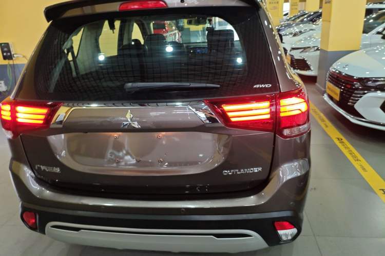 Used Mitsubishi Outlander 2019 2.4L 4x4 Zhi Xiang Edition 7 Seats China VI Standard
