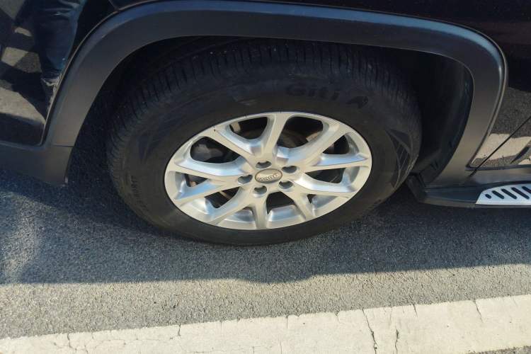 Used Jeep Cherokee 2017 2.0L Superior Edition Left Front Wheel Hub