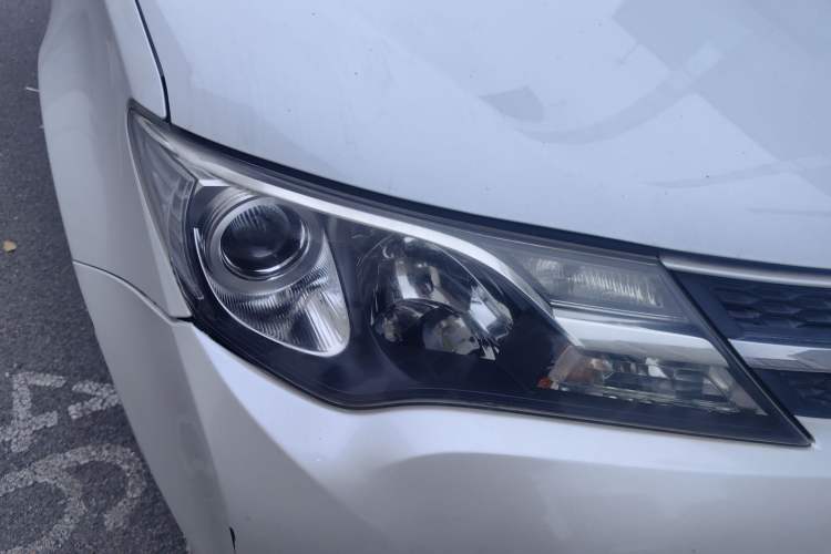 Used Toyota RAV4 2016 2.0L CVT Two-Wheel Drive Fashion Edition China V Standard Right Front Headlight