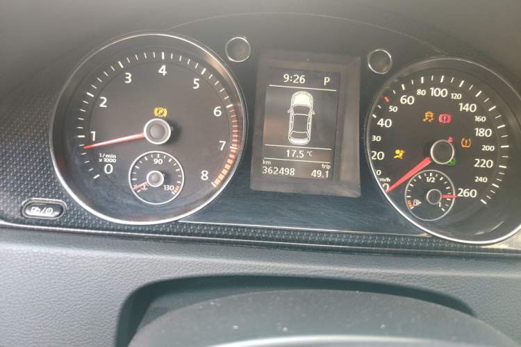 Used Volkswagen Passat 2015 1.8TSI DSG Prestige Edition Odometer Close Up