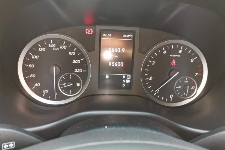 Used Mercedes-Benz Vito 2021 2.0T Elite Version 7 Seats Odometer Close Up