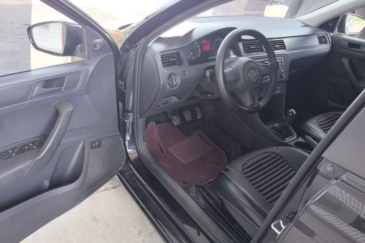 Used Volkswagen Santana 2015 1.6L Manual Fashion Edition Driver Seat