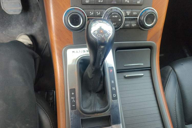 Used Land Rover Range Sport 2013 3.0 TDV6 Diesel Edition Gear Lever