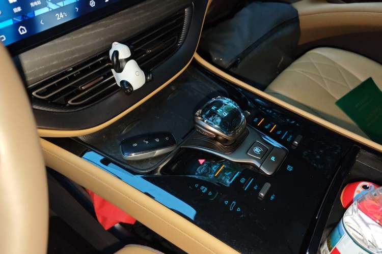 Used Denza D9 2022 DM-i 970 Four-Wheel Drive Prestige Model
