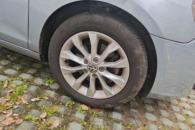 Used Volkswagen Golf 2012 1.4 TSI Manual Comfort Edition Right Front Wheel Hub