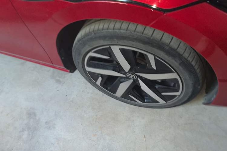 Used Volkswagen Lamando 2022 Lavida L 280TSI DSG Cool & Spicy Edition Right Front Wheel Hub