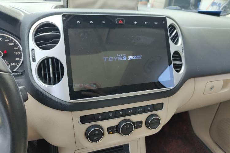 Used Volkswagen Tiguan 2015 1.8TSI Automatic Two-Wheel Drive Luxury Model Audio And AC Panel