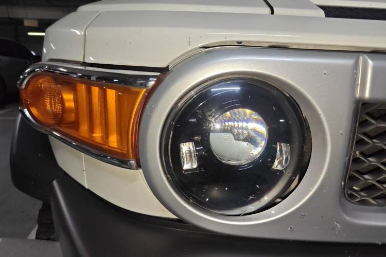 Used Toyota FJ Cruiser 2019 4.0L XTREME Eight-Cylinder Dual Fuel Tanks JBL Middle East Right Front Headlight