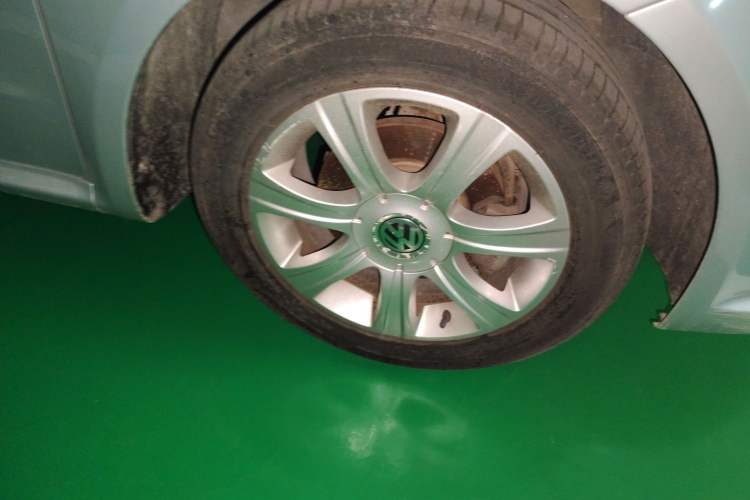 Used Volkswagen Lavida 2011 1.6L Automatic Premium Edition Right Front Wheel Hub